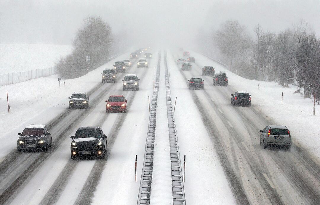 Wintereinbruch in Bayern mit zahlreichen Unfällen