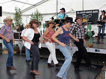Im Schlosshof traf sich eine eigene Community. Bei den Klängen der  Band "Loose Moose" hielt es die Fans der Country-Szene nicht mehr auf den Bänken.Evi Seeger
