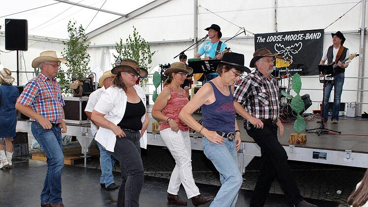 Im Schlosshof traf sich eine eigene Community. Bei den Klängen der  Band "Loose Moose" hielt es die Fans der Country-Szene nicht mehr auf den Bänken.Evi Seeger