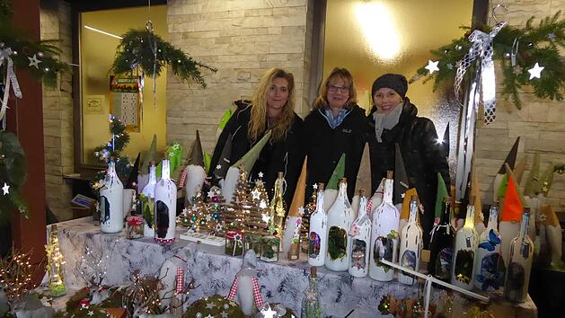 Auf dem Weilersbacher "Adventsmarkt mit Herz" kann man sich mit Geschenken eindecken und wird charmant bedient.Heidi Amon
