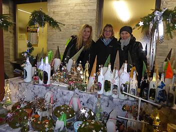 Auf dem Weilersbacher "Adventsmarkt mit Herz" kann man sich mit Geschenken eindecken und wird charmant bedient.Heidi Amon