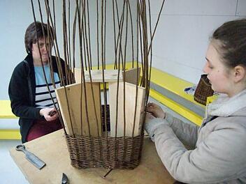 Die beiden Schülerinnen Margot Weiß und Yoko Harth flechten im Showroom des Archivs der Zukunft. Fotos: Corinna tübel