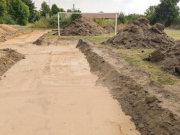 Westlich der Fußballplätze wird die Jahn-Tennisanlage entstehen. Probeweise haben die Archäologen auf dem Areal bereits gegraben, in den kommenden Wochen folgen sogenannte "Rettungsgrabungen".  Fotos: Ekkehard Roepert