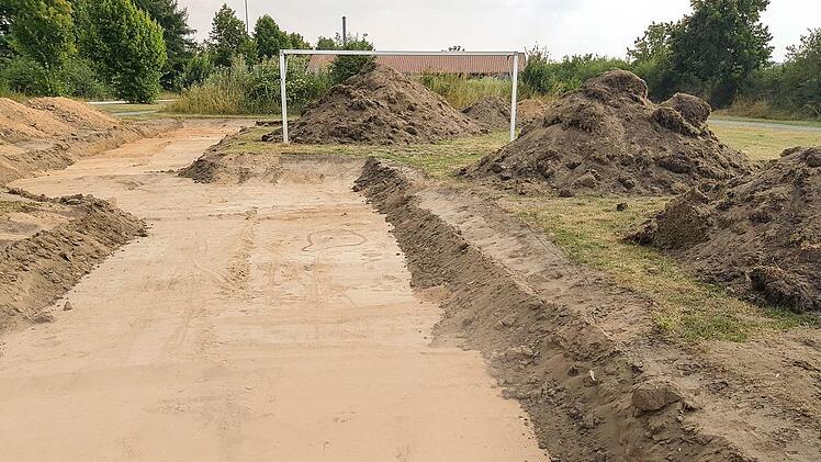Westlich der Fußballplätze wird die Jahn-Tennisanlage entstehen. Probeweise haben die Archäologen auf dem Areal bereits gegraben, in den kommenden Wochen folgen sogenannte "Rettungsgrabungen".  Fotos: Ekkehard Roepert