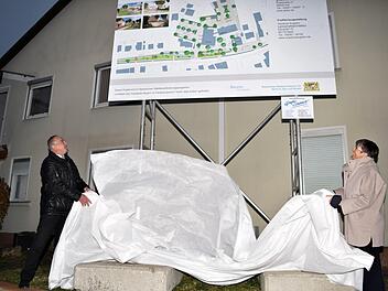 Enthüllung des Baustellenschildes durch Regierungspräsidentin Heidrun Piwernetz und Bürgermeister Robert Hümmer Fotos: Dieter Radziej