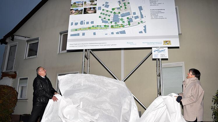 Enthüllung des Baustellenschildes durch Regierungspräsidentin Heidrun Piwernetz und Bürgermeister Robert Hümmer Fotos: Dieter Radziej