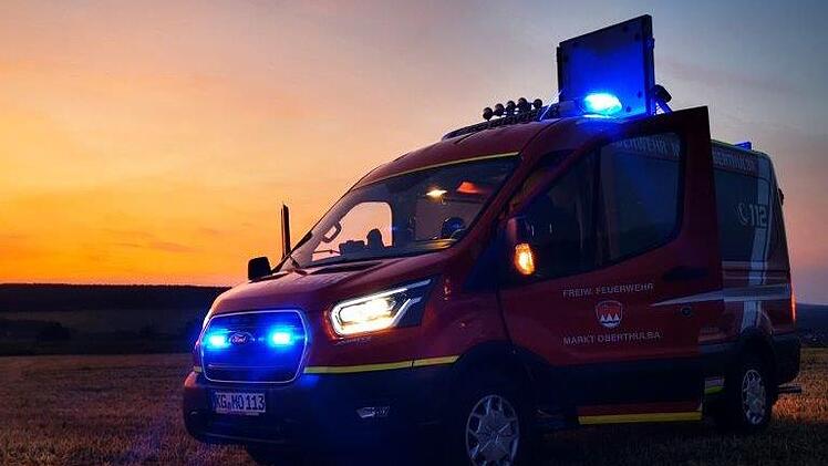 Das neue Mehrzweckfahrzeug  der Feuerwehr Oberthulba bei Nacht.