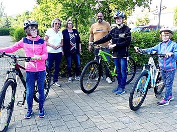 Lisa, Jonas und Sarah (vorne, von links) freuen sich über die drei neuen Mountainbikes.