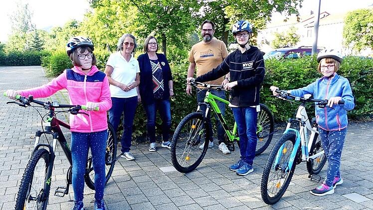 Lisa, Jonas und Sarah (vorne, von links) freuen sich über die drei neuen Mountainbikes.