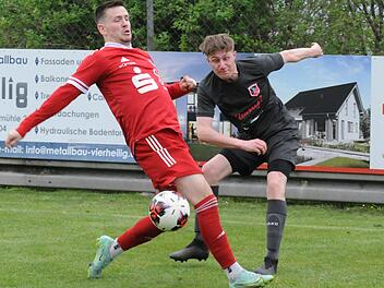 Musste in der Abwehr Schwerstarbeit verrichten gegen gute Coburger: Fuchsstadts Außenverteidiger Christian Schaub (rechts), der hier vor Kevin Hartmann klären kann. Foto: ssp