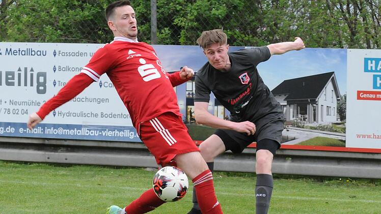 Musste in der Abwehr Schwerstarbeit verrichten gegen gute Coburger: Fuchsstadts Außenverteidiger Christian Schaub (rechts), der hier vor Kevin Hartmann klären kann. Foto: ssp