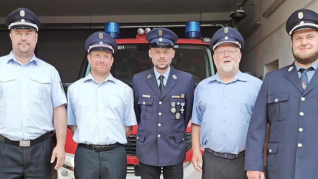 Das Führungsteam (v. links): Marko Fischer (Kdt.), Benedikt Spörl (2. Vorsitzender), Marco Schramm (Vorsitzender), Hubert Herold (ehemaliger Vorsitzender), Martin Herold (2. Kdt.)
