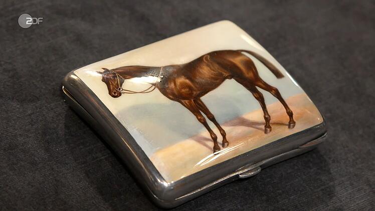 Die Dose aus den 1920er- oder 30er-Jahren bestand aus "Silber in einer Premiumqualit&auml;t" und kam aus der renommierten Manufaktur Kuppenheim. Expertin Rezepa-Zabel sch&auml;tzte das Etui auf 600 bis 800 Euro, der Verk&auml;ufer hatte selbst nur f&uuml;nf Euro bezahlt.