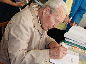 Heinz Büttner signiert die zehnte Auflage. Foto: Reinhard Löwisch