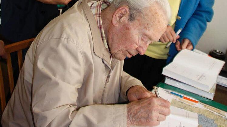 Heinz Büttner signiert die zehnte Auflage. Foto: Reinhard Löwisch