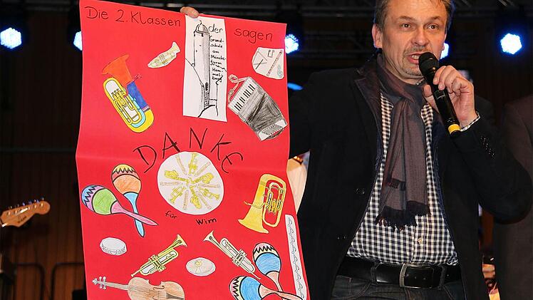 Die Erlöse aus dem Benefizkonzert kamen dem Soldatenhilfswerk der Bundeswehr und dem Hammelburger Pilotprojekt "Wir musizieren" (WIM) zugute. Hier: Kuno Holzheimer, künstlerischer Leiter der Musikakademie Hammelburg. Foto: Gerd Schaar