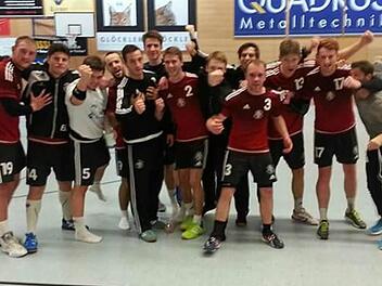 Die TSH-Herren bejubeln ihren Sieg in Nabburg und den damit verbundenen Sprung an die Tabellenspitze der der Bezirksoberliga.