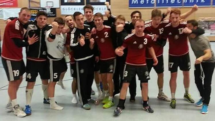 Die TSH-Herren bejubeln ihren Sieg in Nabburg und den damit verbundenen Sprung an die Tabellenspitze der der Bezirksoberliga.