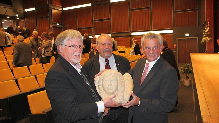 Karol Hurec und Willy Karl (von links) vom Kronacher Kunstverein überreichten eine Sandsteinskulptur, einen Engel, an Landrat Oswald Marr.  Foto: Friedwald Schedel