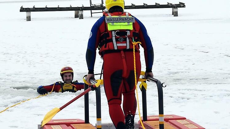 In Überlebensanzügen taucht Wasserwachtmitglied Michael Neumann ab und wird von Florian Gehringer "gerettet".