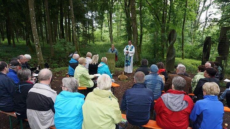 Jede Person ist unverwechselbar und einmalig, das stellte Diakon Wolfgang Dömling bei einem Experiment in dem Wortgottesdienst anlässlich zehn Jahre Franziskusweg unter Beweis. Foto: Marion Eckert