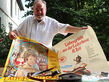 Alte Kinoplakate und Filmrollen hat sich Kar-Heinz Distler als Erinnerungen an seine Filmvorführer-Zeiten aufgehoben.  Foto: Andeas Oswald