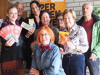 Susanne Wahler-Göbel, Oliver Key, die Stadträtinnen Christina Scheit, Gudrun Heil-Franke, Martina Greubel und Martha Müller, Charlotte Fries und Stadtrat Richard Fix informierten sich über fairen Handel.Bianca Key