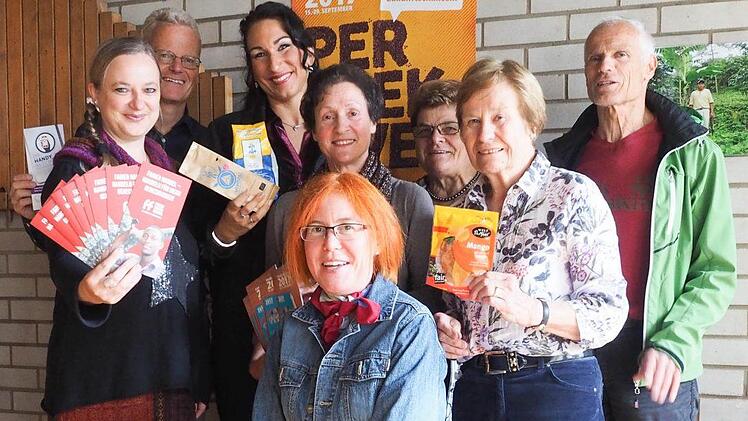 Susanne Wahler-Göbel, Oliver Key, die Stadträtinnen Christina Scheit, Gudrun Heil-Franke, Martina Greubel und Martha Müller, Charlotte Fries und Stadtrat Richard Fix informierten sich über fairen Handel.Bianca Key