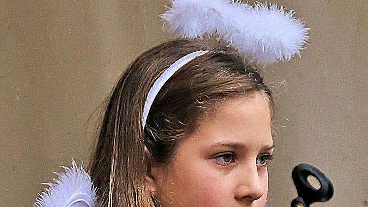 Als Münnerstädter Engelchen verzauberte Anna-Sophie Sturmat nicht nur die Kinder, sondern auch die Erwachsenen. Foto: Dieter Britz