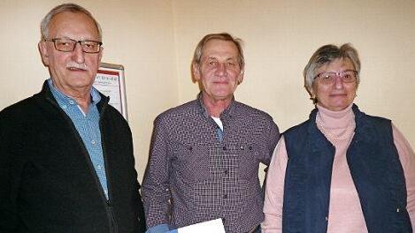 Der Vorsitzende Helmut Schlöhlein (links) und Martina Buhr, Vorstandsmitglied des VdK-Kreisverbandes (rechts), zeichneten den langjährigen Schriftführer Otmar Hagel aus. Foto: Alfred Thieret