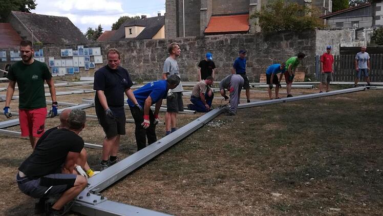 Eine starke Mannschaft meisterte am Dienstag den Zeltaufbau - die letzte Hürde vor dem Auftakt derr Limmersdorfer Kirchweih.pr.