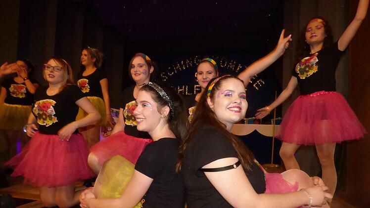 Die Maxi-Dancers mit ihrem Showtanz "Zeitreise durch die  Musik" Foto: Thomas Weichert