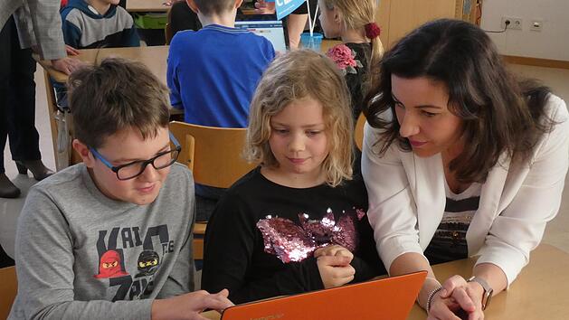 Digitalministerin Dorothee B&auml;r schaute auch den Kindern &uuml;ber die Schulter. So zeigten zum Beispiel die achtj&auml;hrige N&eacute;le und der neunj&auml;hrige Bastian, was sie als Team bereits gelernt haben. Christian Licha