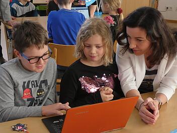 Digitalministerin Dorothee Bär schaute auch den Kindern über die Schulter. So zeigten zum Beispiel die achtjährige Néle und der neunjährige Bastian, was sie als Team bereits gelernt haben. Christian Licha