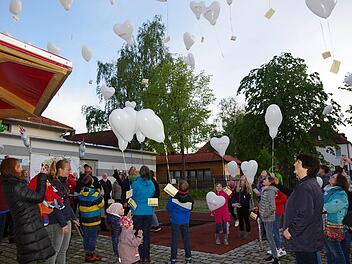 Zum Ausdruck ihrer Freude ließen die Kinder und Jugendlichen Luftballons mit Wünschekärtchen in die Höhe steigen.Heike Schülen