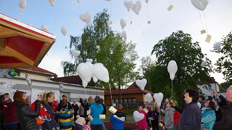Zum Ausdruck ihrer Freude ließen die Kinder und Jugendlichen Luftballons mit Wünschekärtchen in die Höhe steigen.Heike Schülen