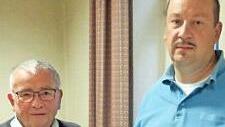 Mit einer Ernennungsurkunde würdigte Gruppenvorsitzender Jörg Faber den 40-jährigen Einsatz von Alfred Sünkel als Kassenverwalter der Gruppe. Foto: K. Oelzner