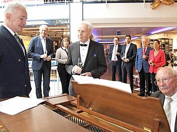 Michael Fischer (links) und Thomas Fink (rechts) beim Geburtstagslied für Hans Fischer (Mitte)  Foto: Sänger