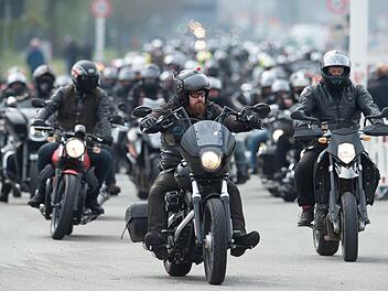 Motorradfahrer machten regelrecht Jagd auf einen Autofahrer . Symbolfoto: Timm Schamberger/dpa