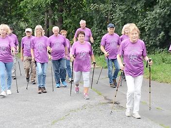 Die Nordic-Walking-Gruppe des Vereins „Gemeinsam gegen Krebs" ist sportlich aktiv. „Wir wollen aber dabei keine Höchstleistungen erbringen. Viel wichtiger ist es uns, aufeinander Rücksicht zu nehmen. Man fühlt sich wohl, unterhält sich mit Gleichgesinnten und hat Spaß miteinander", so Gruppenleiterin Birgit Götz (rechts).