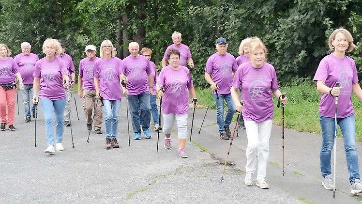 Die Nordic-Walking-Gruppe des Vereins „Gemeinsam gegen Krebs" ist sportlich aktiv. „Wir wollen aber dabei keine Höchstleistungen erbringen. Viel wichtiger ist es uns, aufeinander Rücksicht zu nehmen. Man fühlt sich wohl, unterhält sich mit Gleichgesinnten und hat Spaß miteinander", so Gruppenleiterin Birgit Götz (rechts).