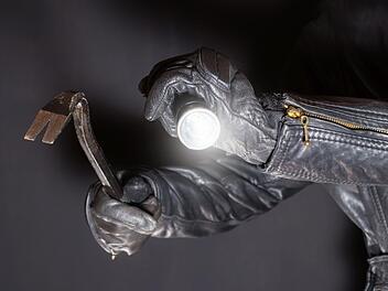 Bayern-Fanschals, eine Fanscheibe, Damenjacken, Wanderschuhe und Werkzeug wurden im Sommer 2020 aus dem Kellerabteil eines Mehrfamilienhauses geklaut. Auf der Werkzeugtasche fand die Polizei DNA-Spuren eines Drogenabh&auml;ngigen. Das Gericht in Bad Kissingen sah es als erwiesen an, dass er den Diebstahl begangen hat. Der 40-J&auml;hrige leugnet die Tat.