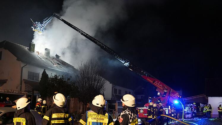 Doppelhaush&auml;lfte in Vollbrand