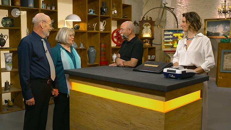 "Der Zustand ist sehr gut, wenn man bedenkt, wie alt es schon ist", betonte Wendela Horz. "Ich habe es nur zwei Mal angehabt", so Annemarie. Ihr Preiswunsch: 5.000 Euro. Das entsprach dem Goldwert. Wendela Horz empfahl bis zu 5.400.