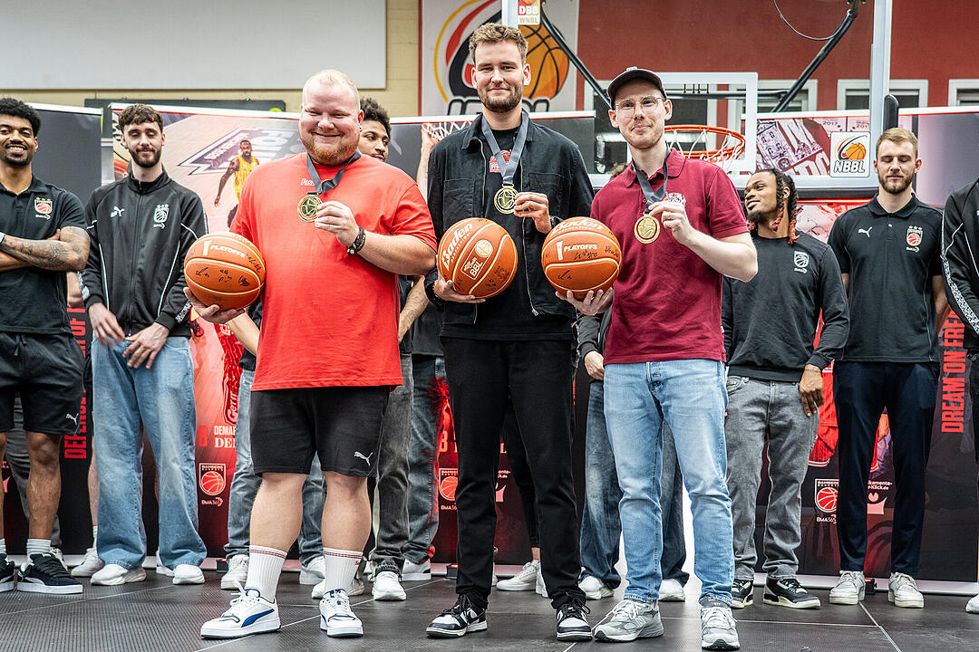 Freak City feiert seine Pokal-Helden.