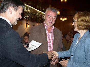 75 Liter Blut spendete Ludwig Deuerling in all den Jahren. Nun wurde er für die 150. Blutspende von Heidi Beyerle (rechts) und Gerhard Wunder (links) ausgezeichnet. Fotos: Deuerling