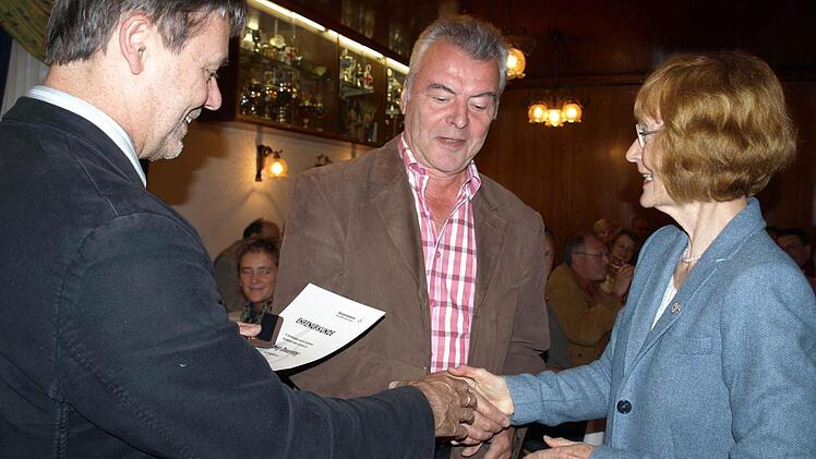 75 Liter Blut spendete Ludwig Deuerling in all den Jahren. Nun wurde er für die 150. Blutspende von Heidi Beyerle (rechts) und Gerhard Wunder (links) ausgezeichnet. Fotos: Deuerling