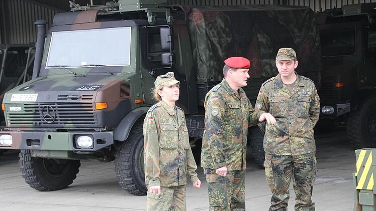 Besprechung: Kommandeur Roland Göbel (Mitte) spricht mit den beiden Hauptfeldwebeln Jasmin Bäuml und Sebastian Günther. Alle drei haben Kinder, alle drei sind mit der Bundeswehr als Arbeitgeber zufrieden.