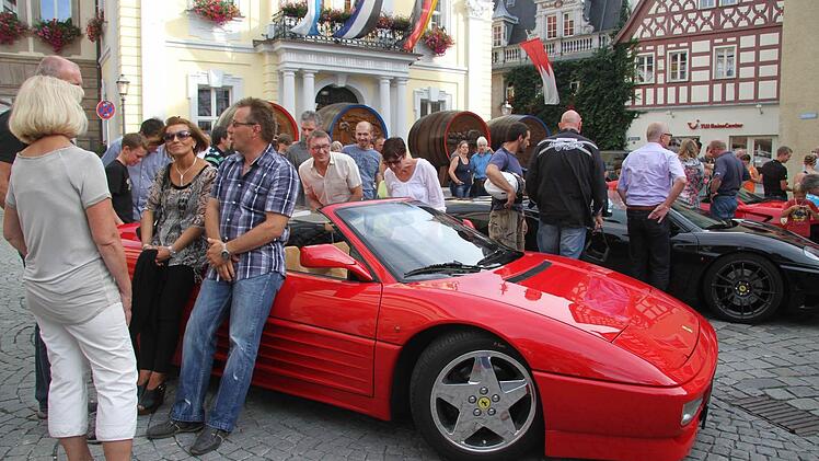 Fachsimpeleien unter Ferrari-Fahrern und Ferrari-Fans.