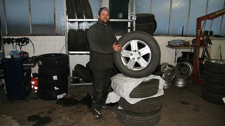 So leer ist die Werkstatt sonst nie - Alexander Schuster, der seit 1995 in der Werkstatt arbeitet, hat nach dem Tod von Gerhard Fuchs die WErkstatt weitergeführt. Jetzt steht er vor dem Nichts. "Die Nachricht kam überraschend, ich habe alle Aufträge absagen müssen", sagt Schuster und ihm blutet das Herz. Foto: Sonja Adam